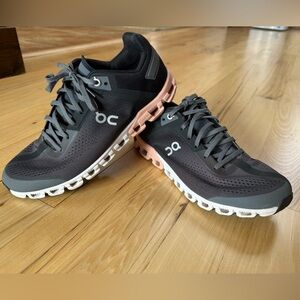 On Running Cloudflow Women's Size 9, Black and Peach Shoes